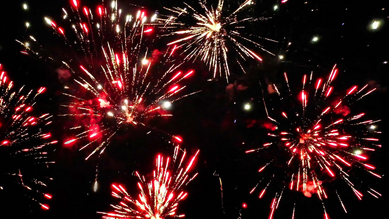 Rotes Feuerwerk am Nachthimmel