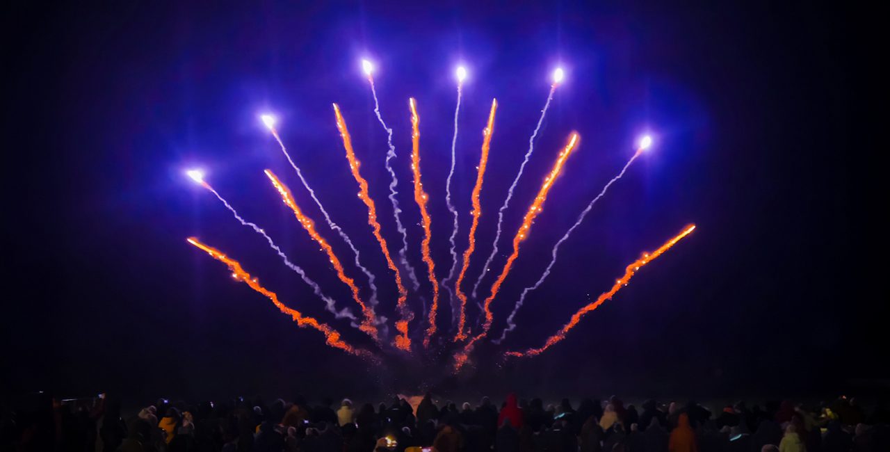 Silvesterfeuerwerk über dem Publikum