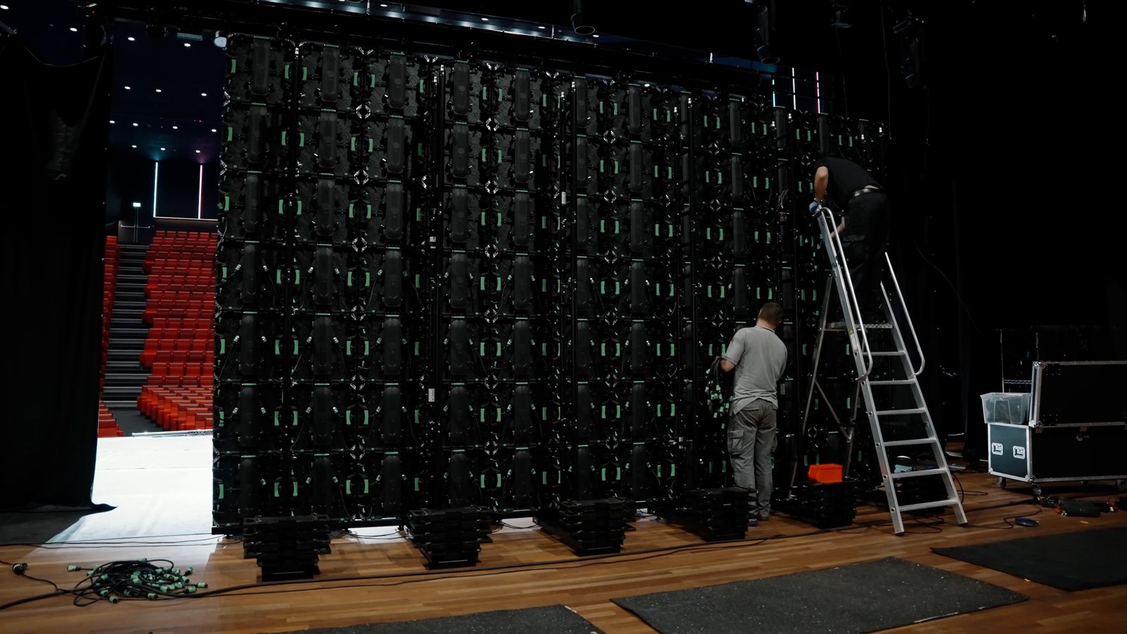 Aufgebaute LED Wall auf der Theaterbühne